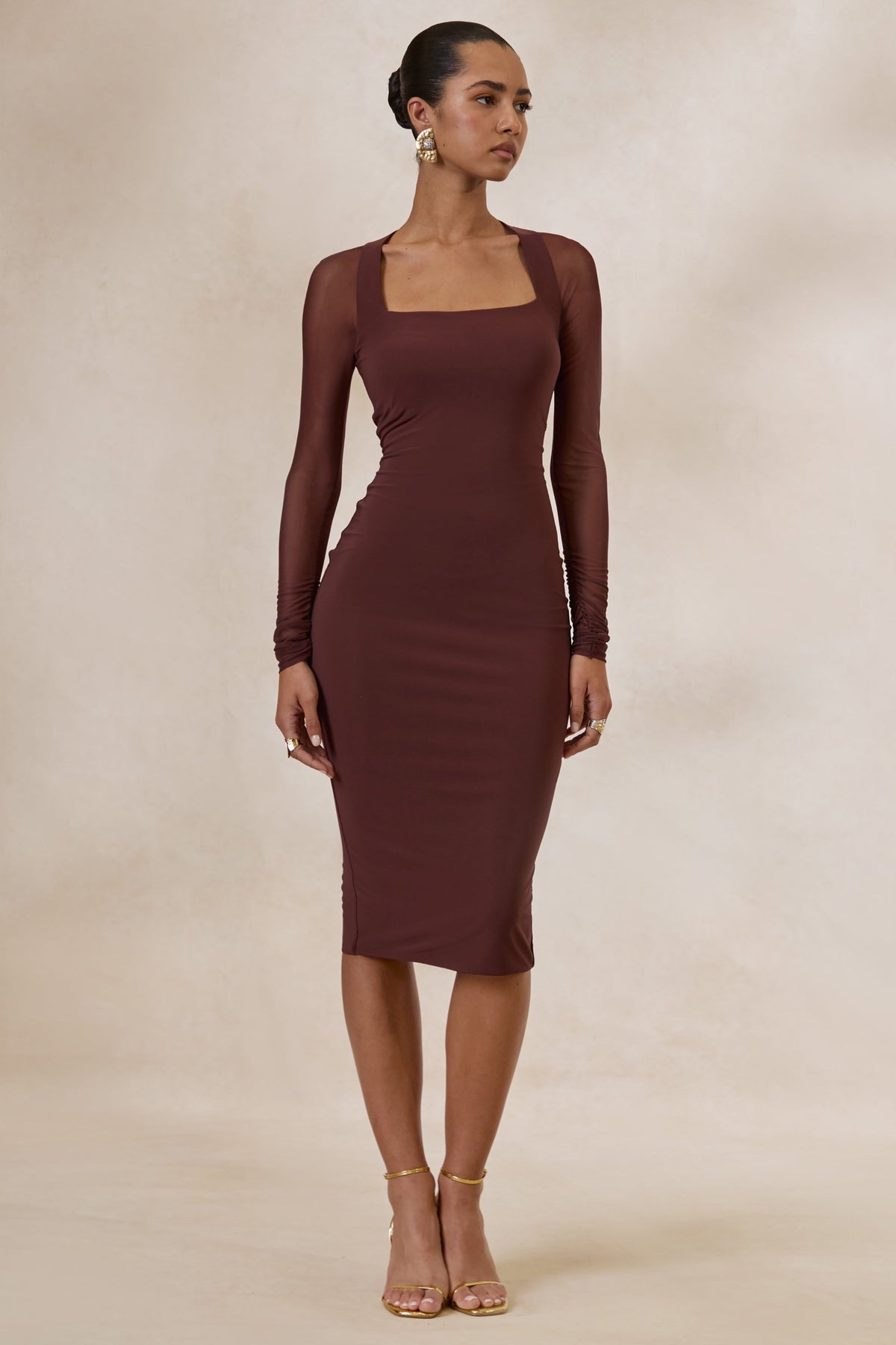 Off Track | Vestido midi ajustado marrón con mangas transparentes