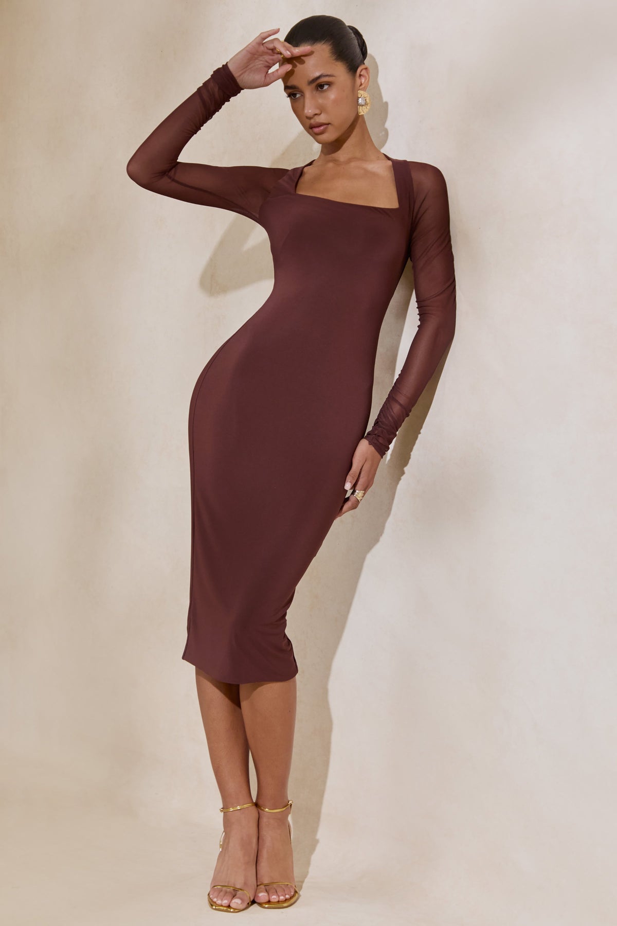 Off Track | Vestido midi ajustado marrón con mangas transparentes