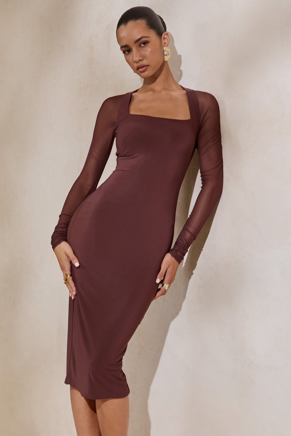 Off Track | Vestido midi ajustado marrón con mangas transparentes