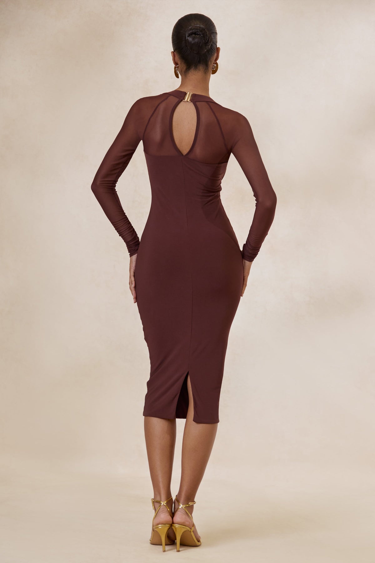 Off Track | Vestido midi ajustado marrón con mangas transparentes