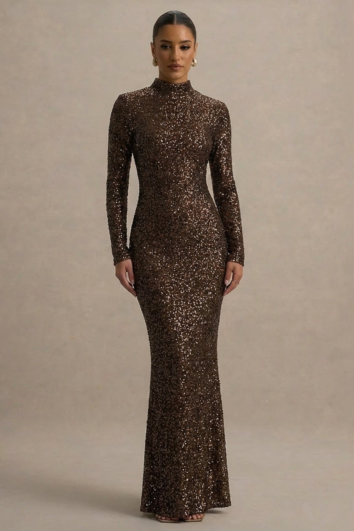 Galaxy | Vestido Largo Marrón de Lentejuelas con Cuello Cisne y Mangas Largas