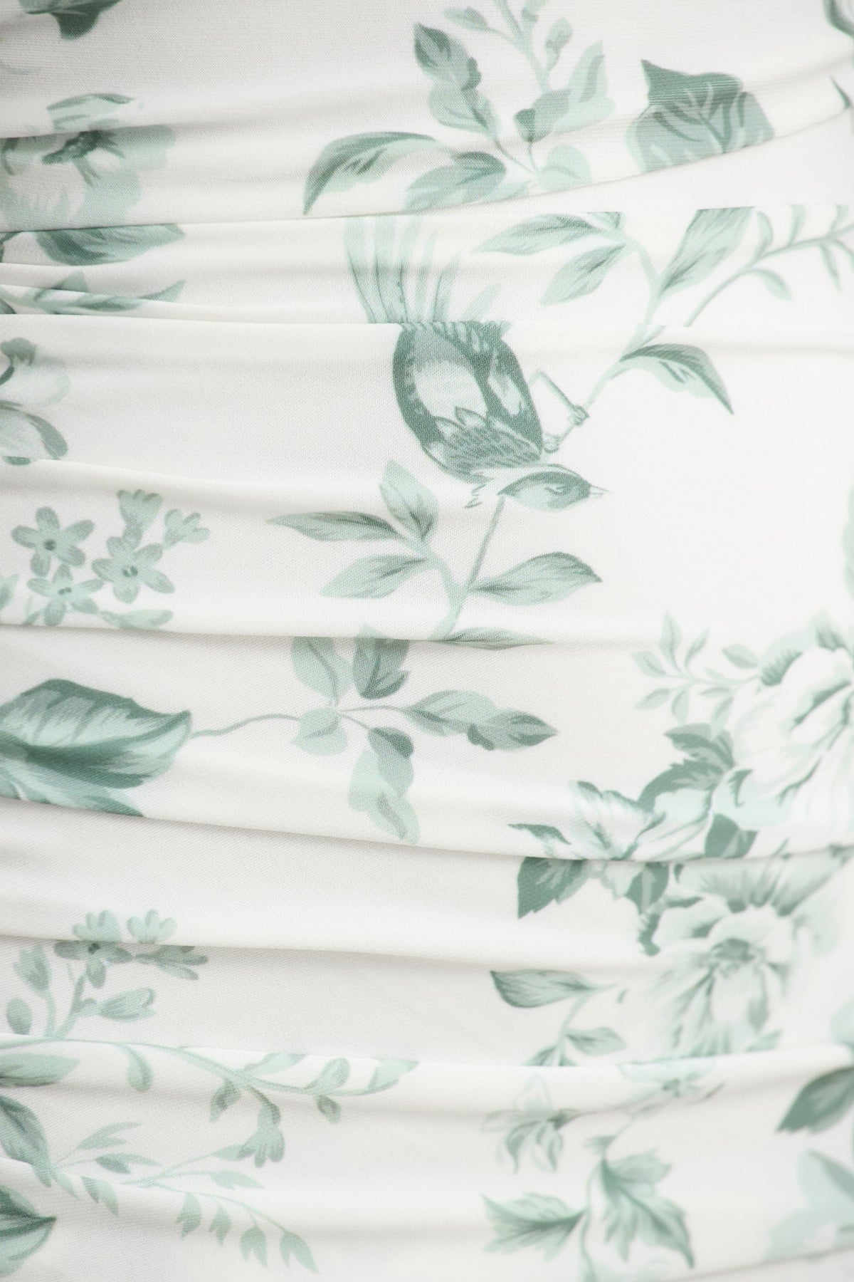 Clementina | Vestido largo verde con estampado de porcelana y manga tipo capa asimétrica