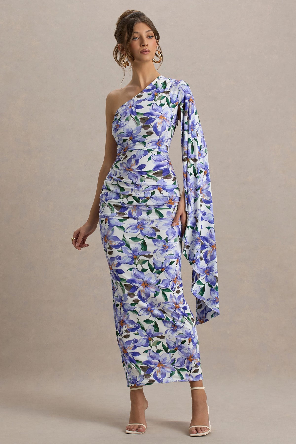 Clementina | Vestido largo con estampado de lirios y manga capa asimétrica drapeada