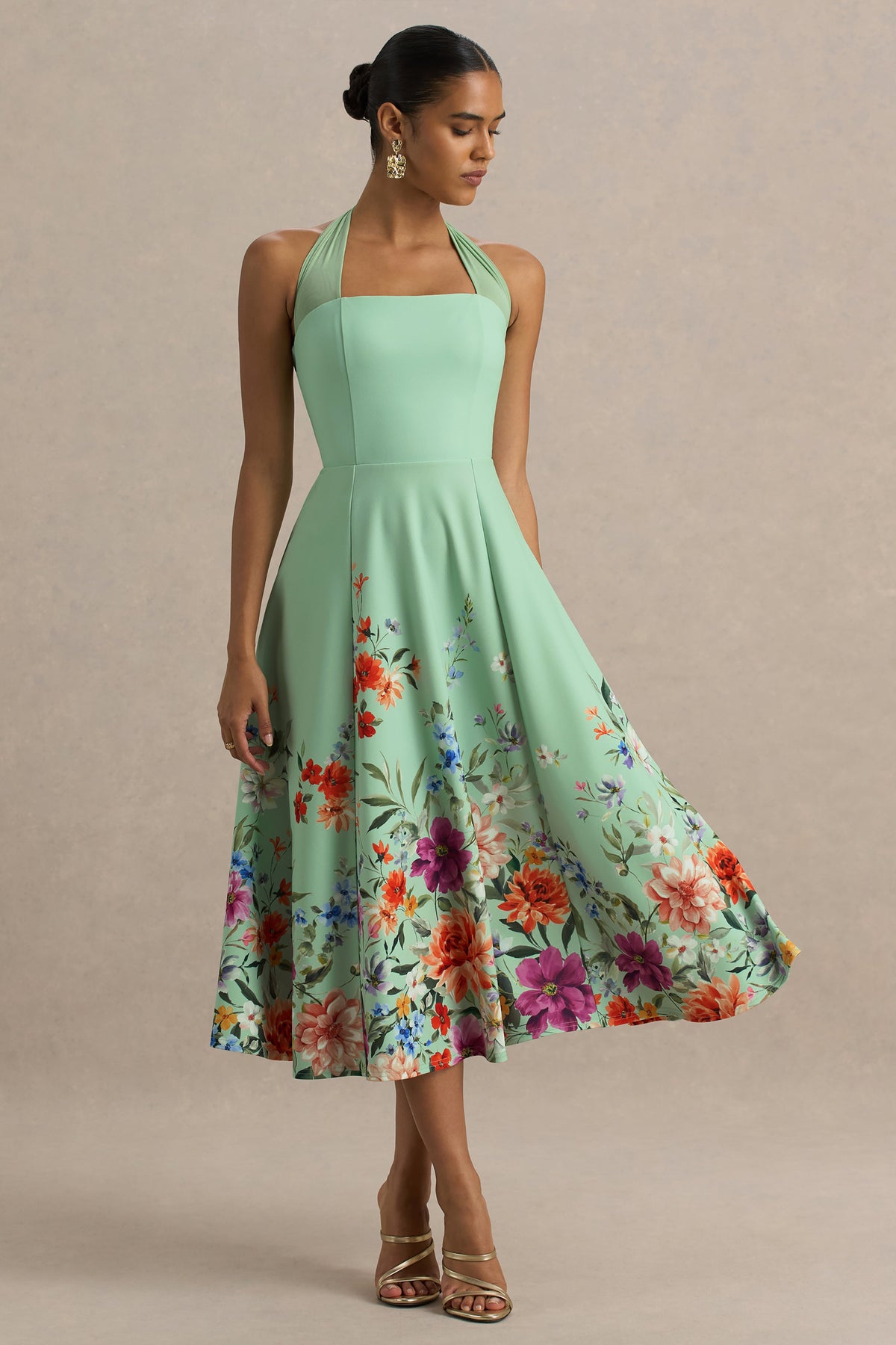 Auburn | Vestido midi con escote halter en verde menta con detalle de flores en el bajo
