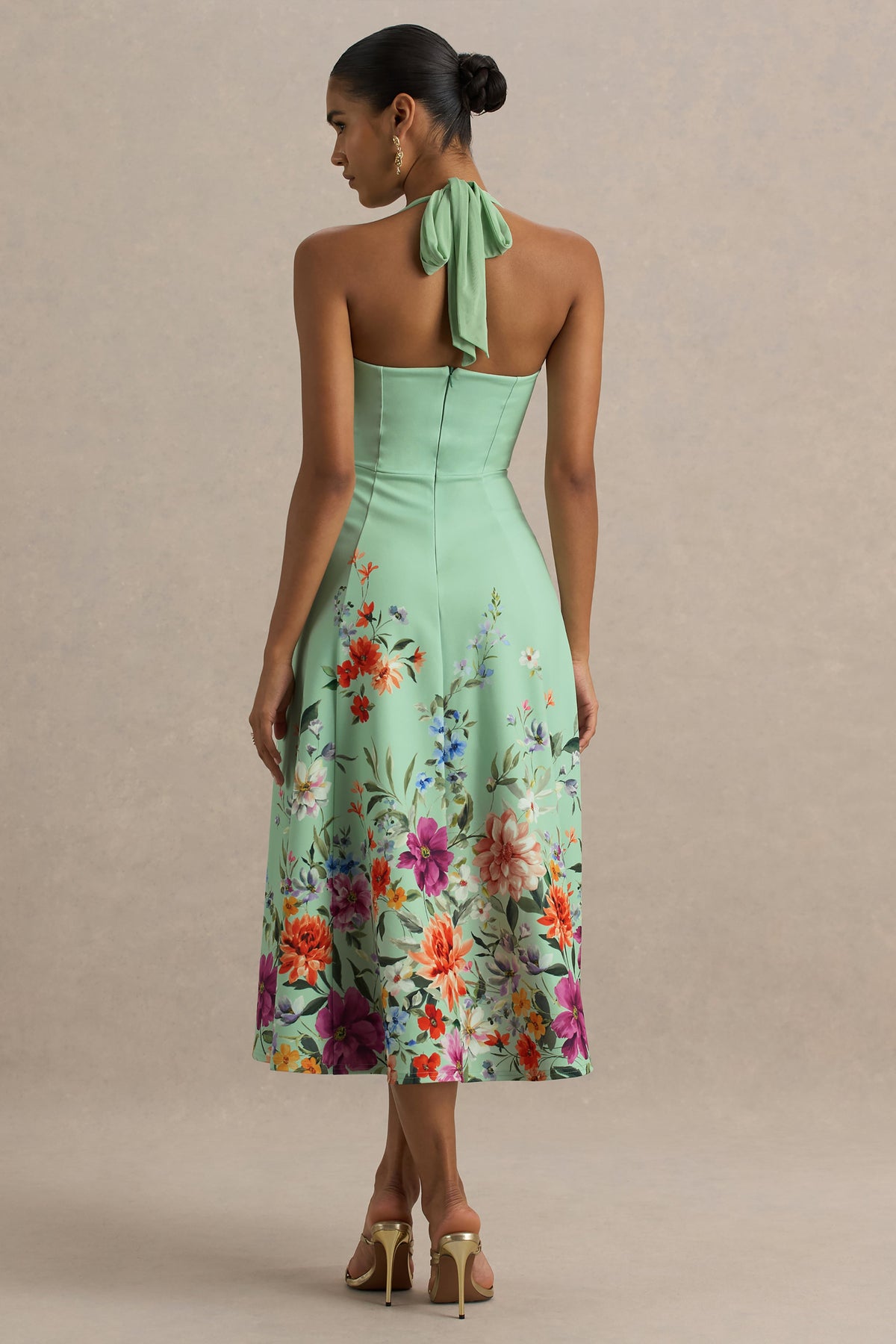 Auburn | Vestido midi con escote halter en verde menta con detalle de flores en el bajo