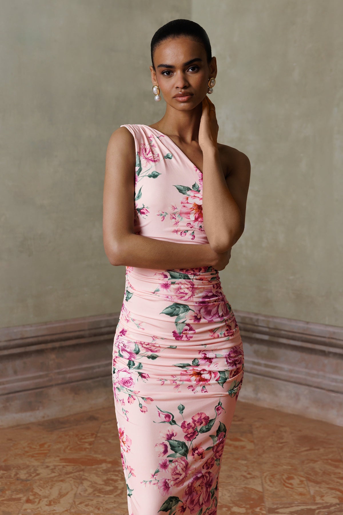 Dalarie | Vestido largo fruncido con escote asimétrico y estampado floral