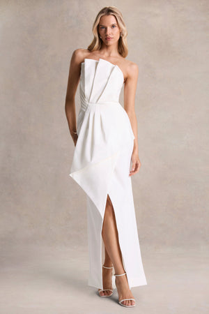 Dreamy Whispers | Vestido largo Sin Mangas con Volantes y Abertura en Crema