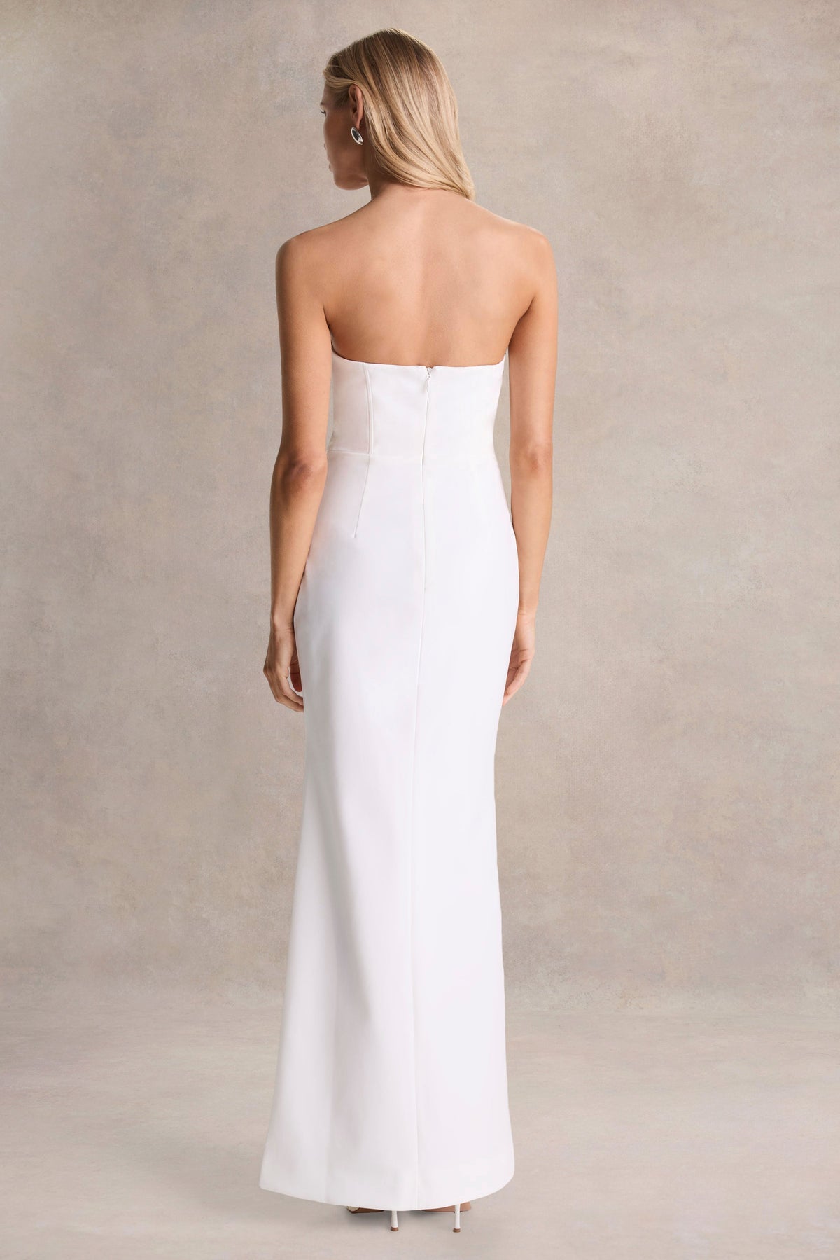 Dreamy Whispers | Vestido largo Sin Mangas con Volantes y Abertura en Crema