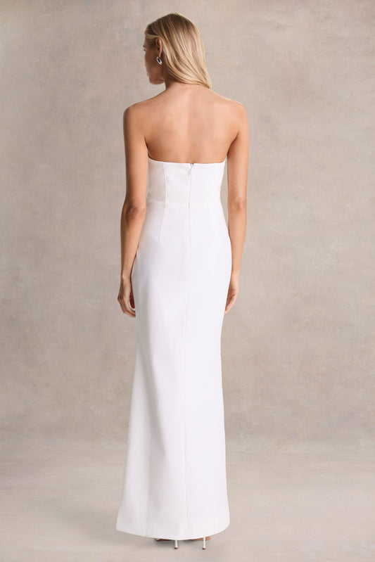 Dreamy Whispers | Vestido largo Sin Mangas con Volantes y Abertura en Crema