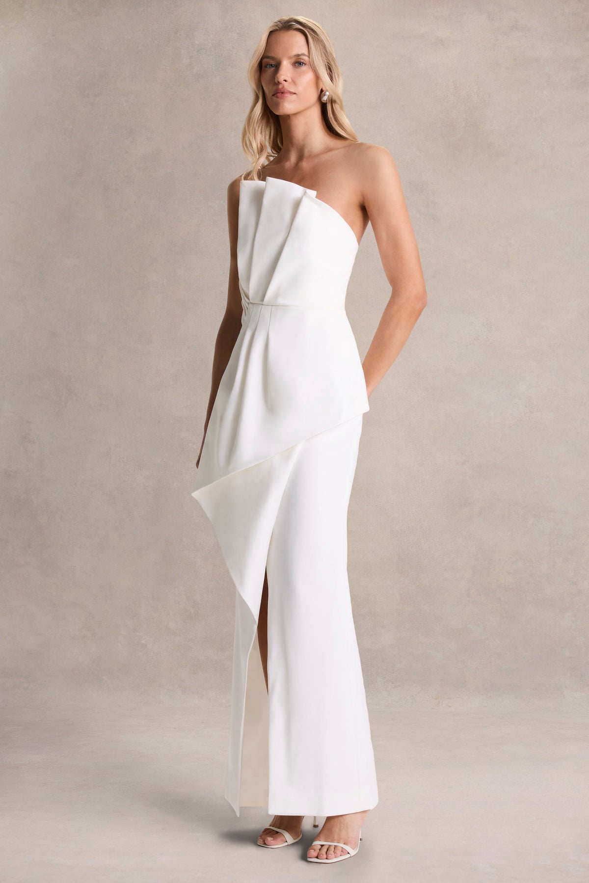 Dreamy Whispers | Vestido largo Sin Mangas con Volantes y Abertura en Crema