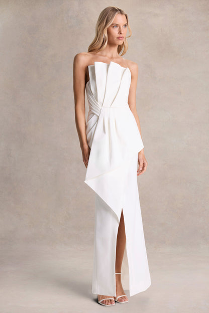 Dreamy Whispers | Vestido largo Sin Mangas con Volantes y Abertura en Crema