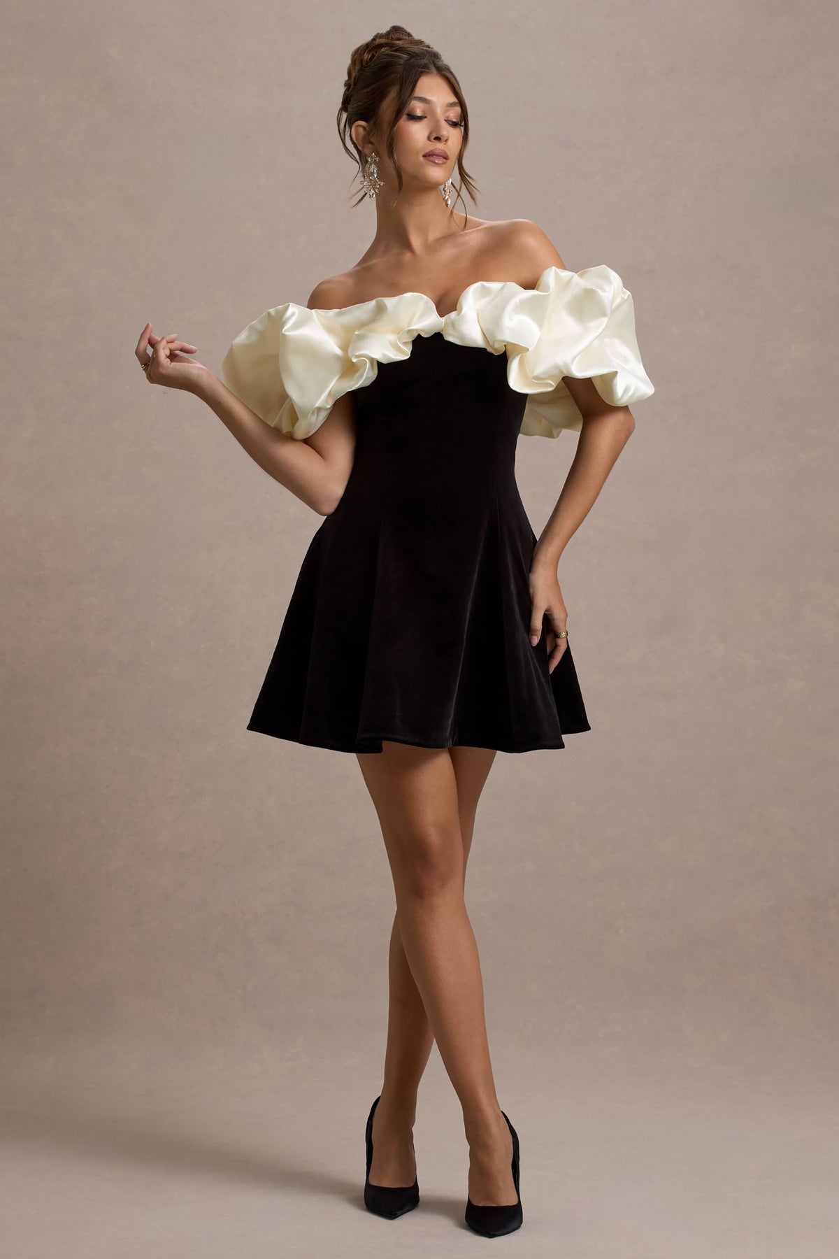 Brynne | Vestido corto de terciopelo en negro y crema con mangas abullonadas de satén.