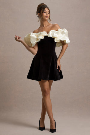 Brynne | Vestido corto de terciopelo en negro y crema con mangas abullonadas de satén.