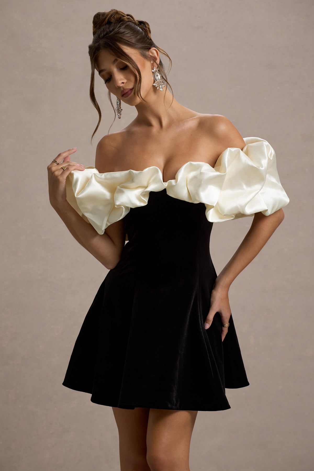 Brynne | Vestido corto de terciopelo en negro y crema con mangas abullonadas de satén.