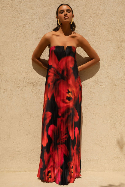 Bergamot | Vestido largo plisado con escote en v y detalle floral negro y rojo