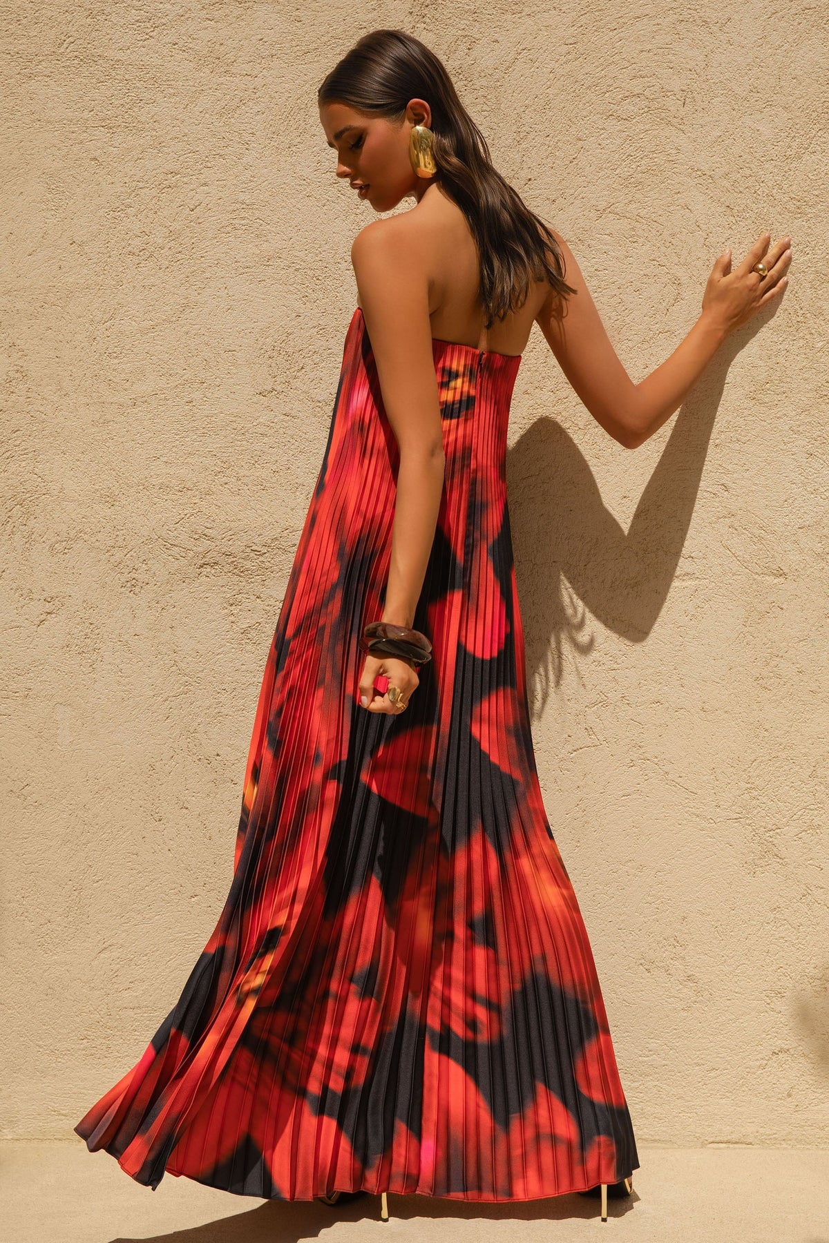 Bergamot | Vestido largo plisado con escote en v y detalle floral negro y rojo