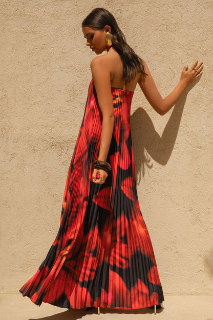 Bergamot | Vestido largo plisado con escote en v y detalle floral negro y rojo