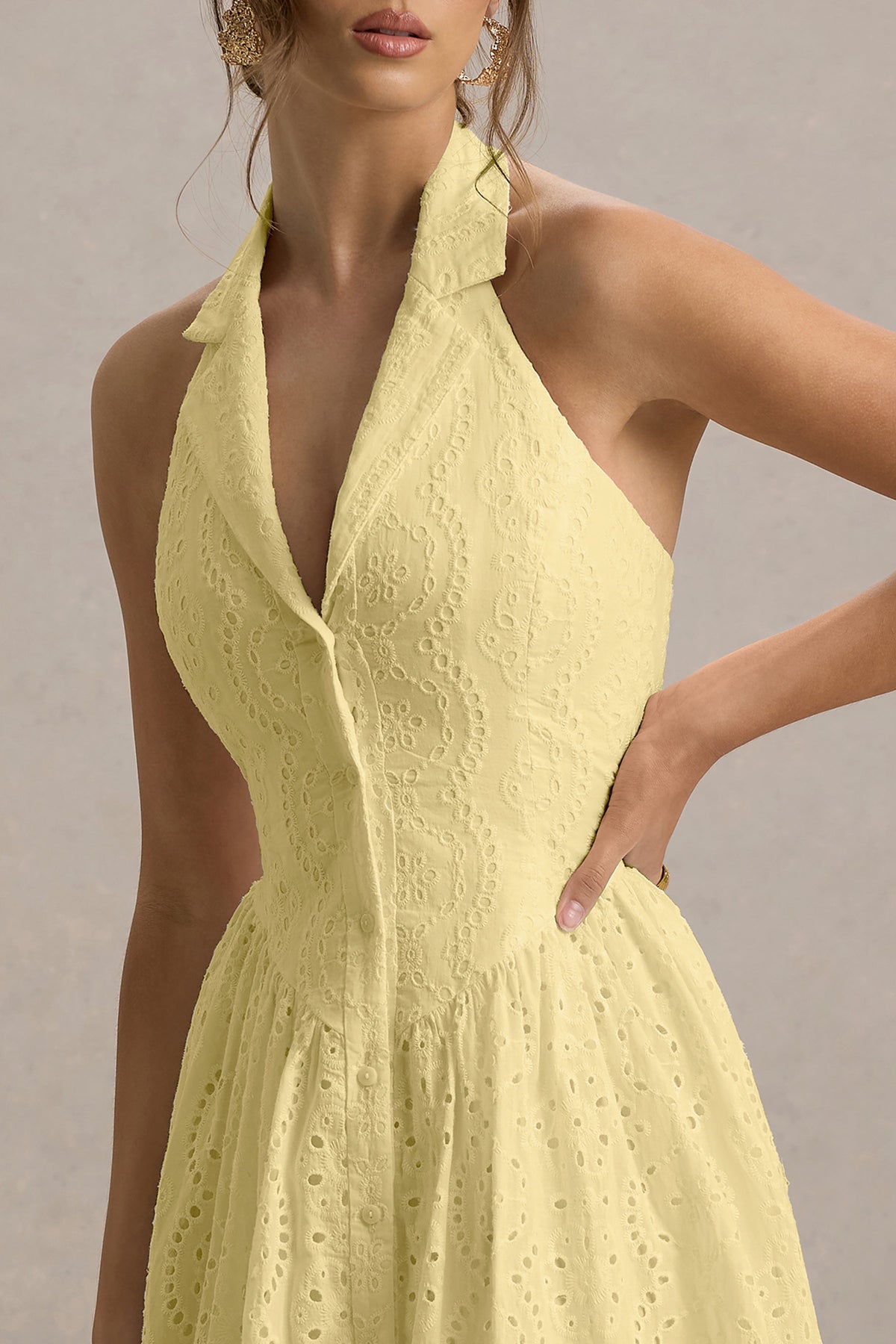 Jezebel | Vestido Midi Amarillo De Broidery Premium con Cuello Halter y Cuello
