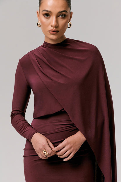 Celeste | Vestido corto Burdeos de Manga Larga con Manga Capa incorporada