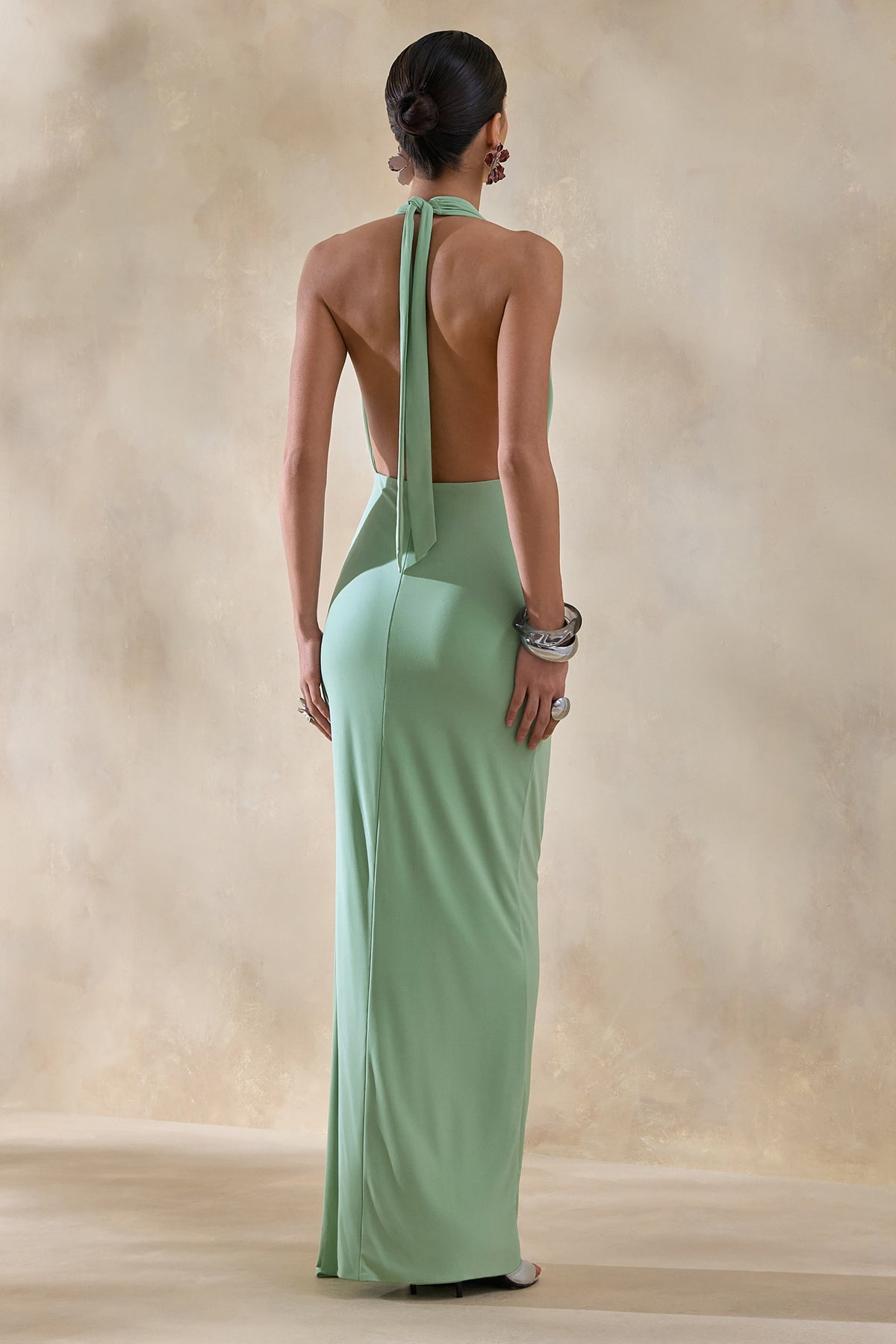 Rosina | Vestido largo drapeado con escote halter y fajín en verde