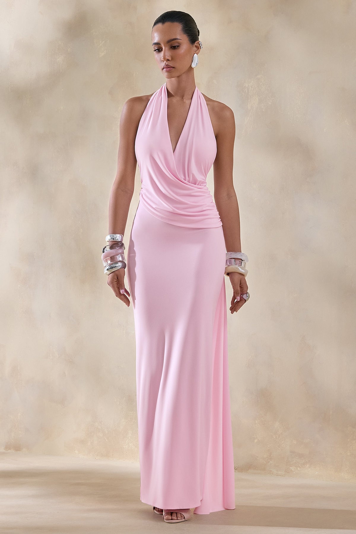 Rosina | Vestido largo rosa con escote halter, silueta drapeada y detalle de fajín