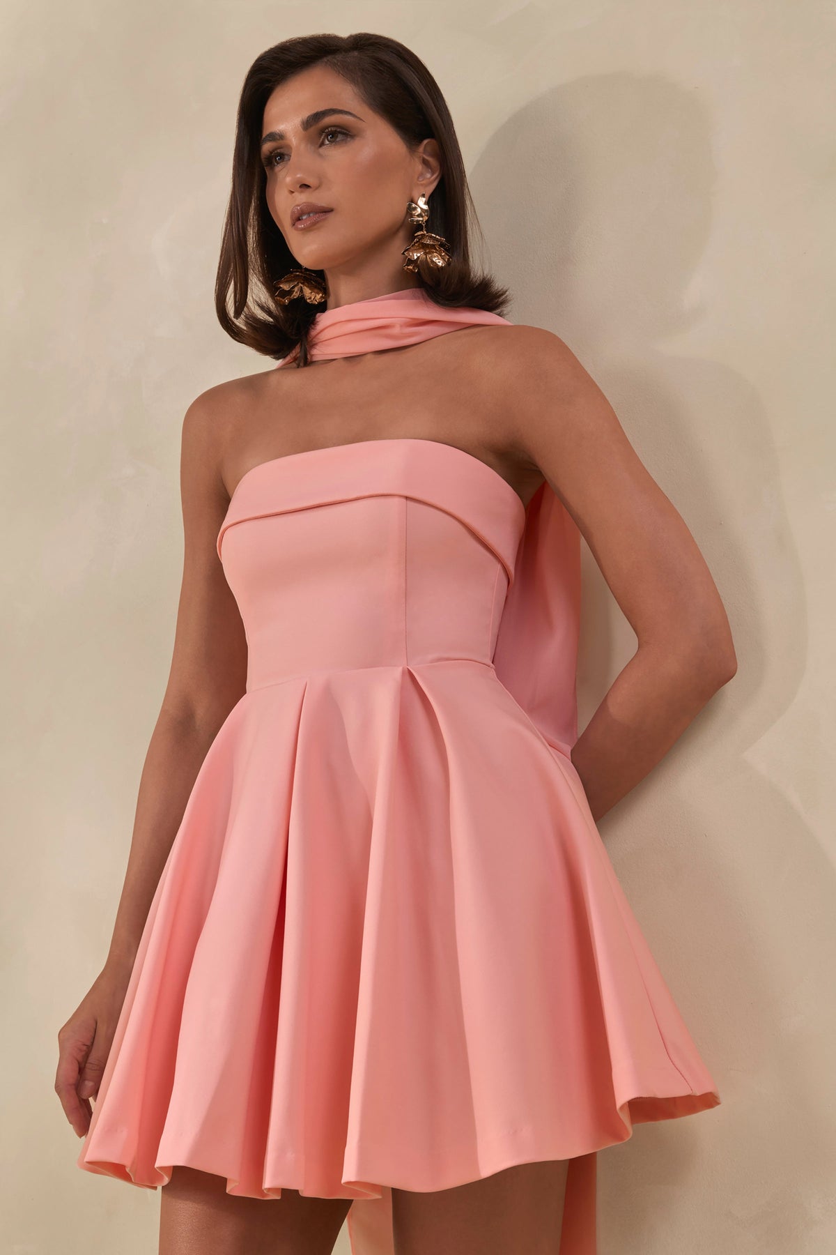 Bruna | Vestido corto rosa con escote palabra de honor y falda skater
