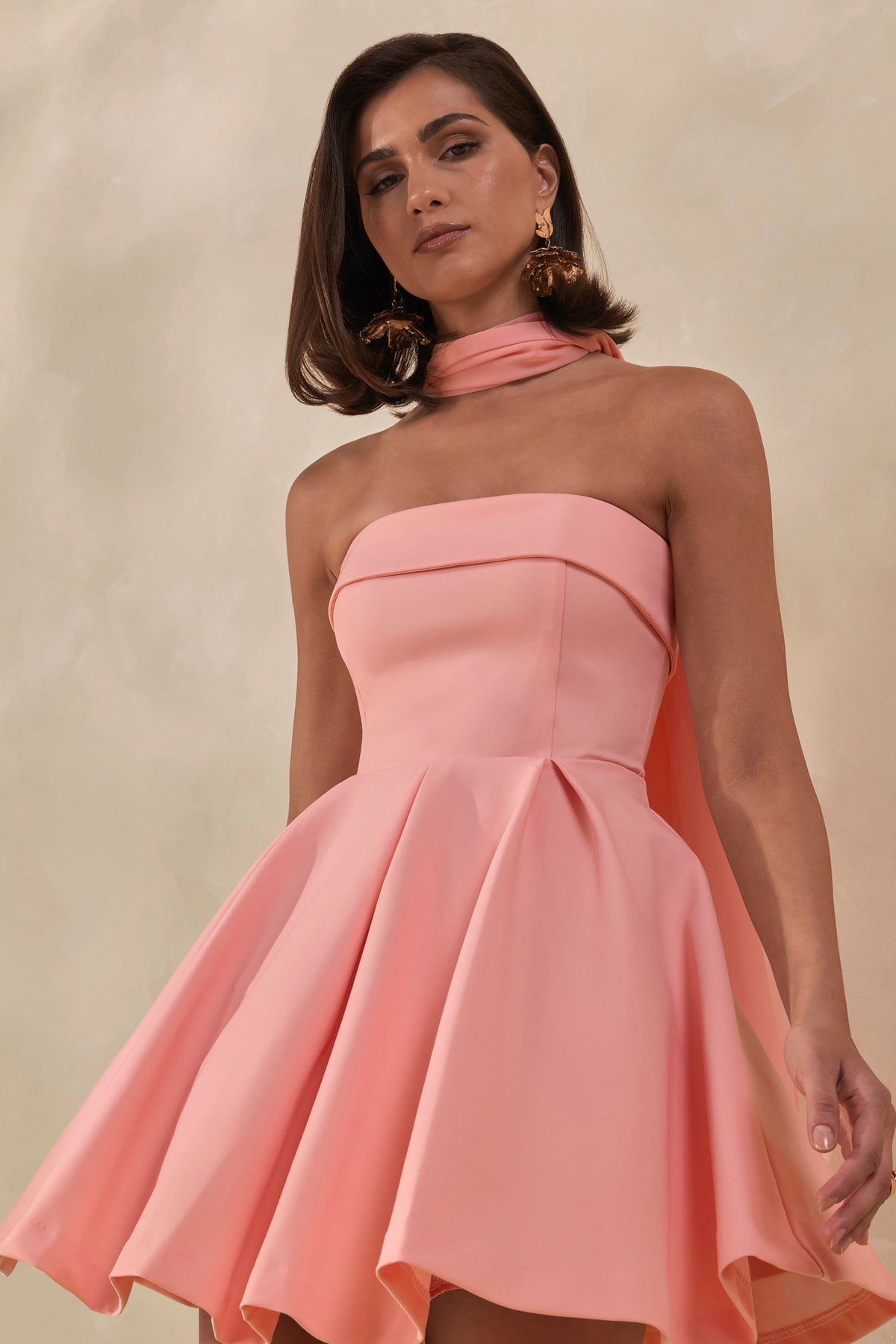 Bruna | Vestido corto rosa con escote palabra de honor y falda skater