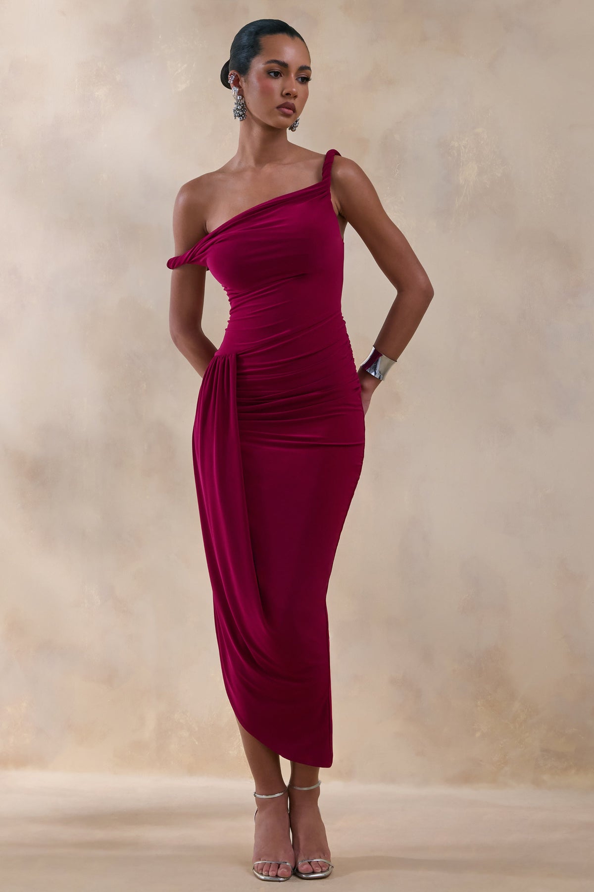 Angelique | Vestido Midi Burdeos con Escote Torcido Asimétrico