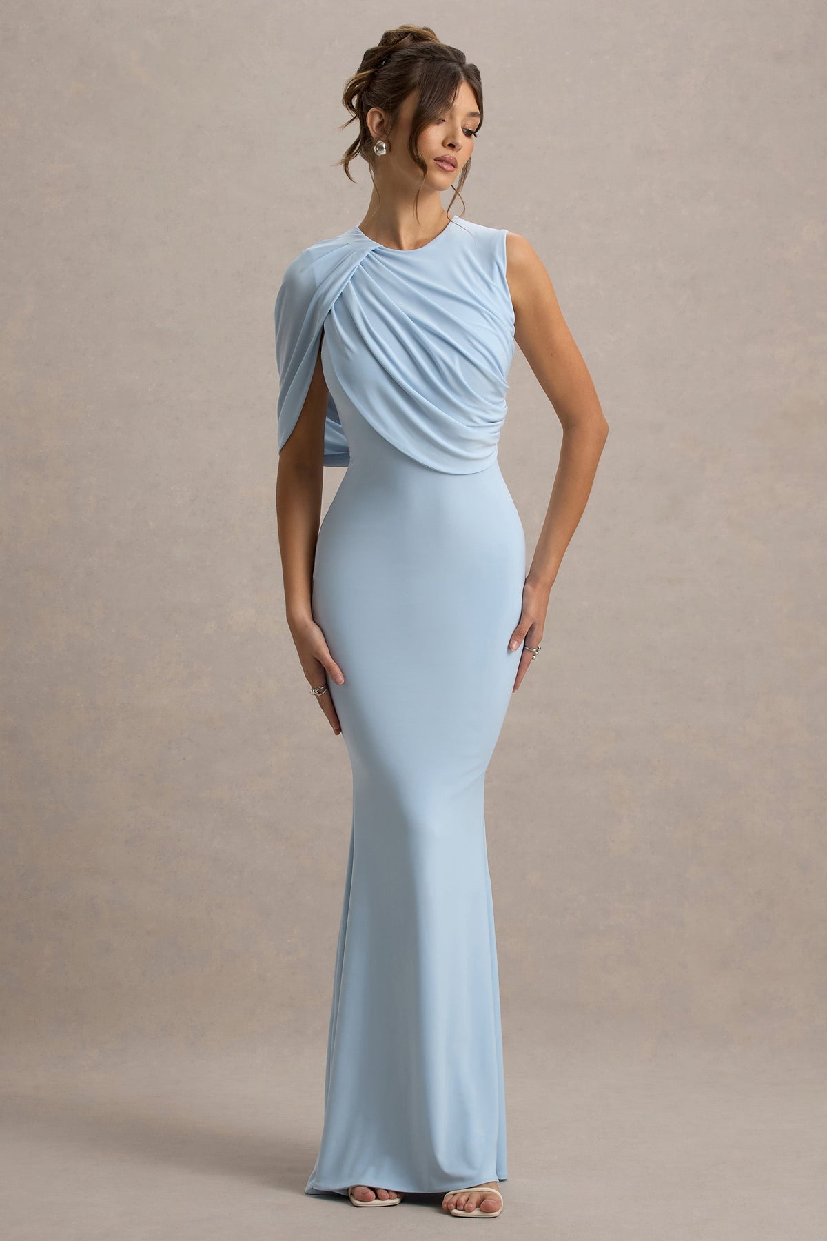 Rae | Vestido largo Azul bebé con Capa drapeada y espalda descubierta