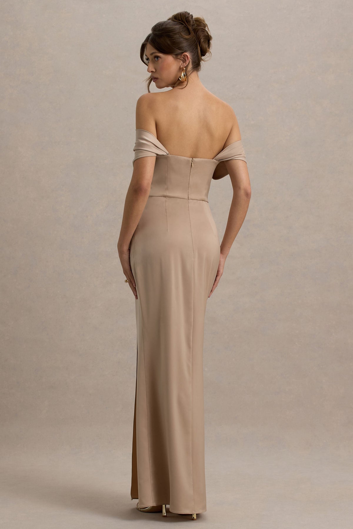Annie | Vestido largo satinado en Champán con Escote Bardot y detalles fruncidos