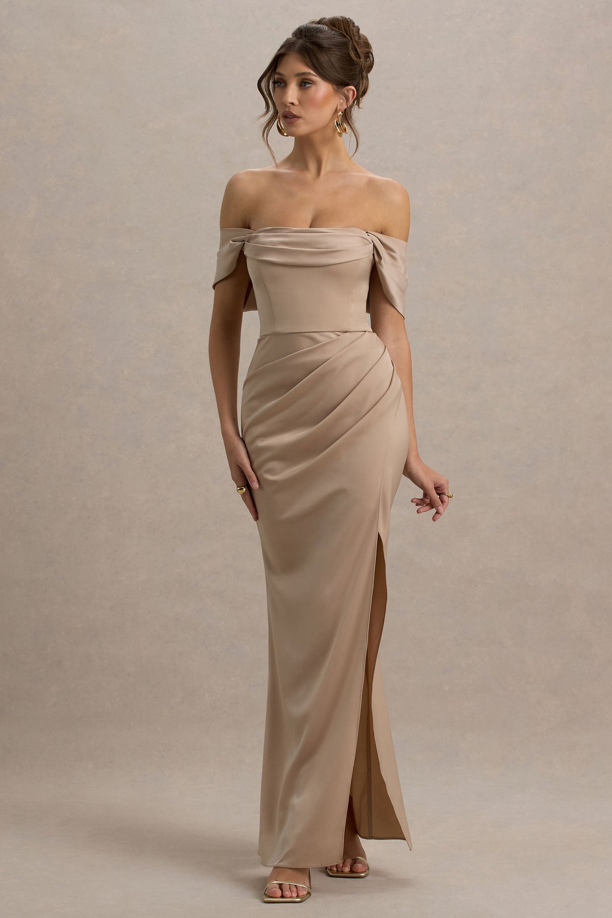 Annie | Vestido largo satinado en Champán con Escote Bardot y detalles fruncidos