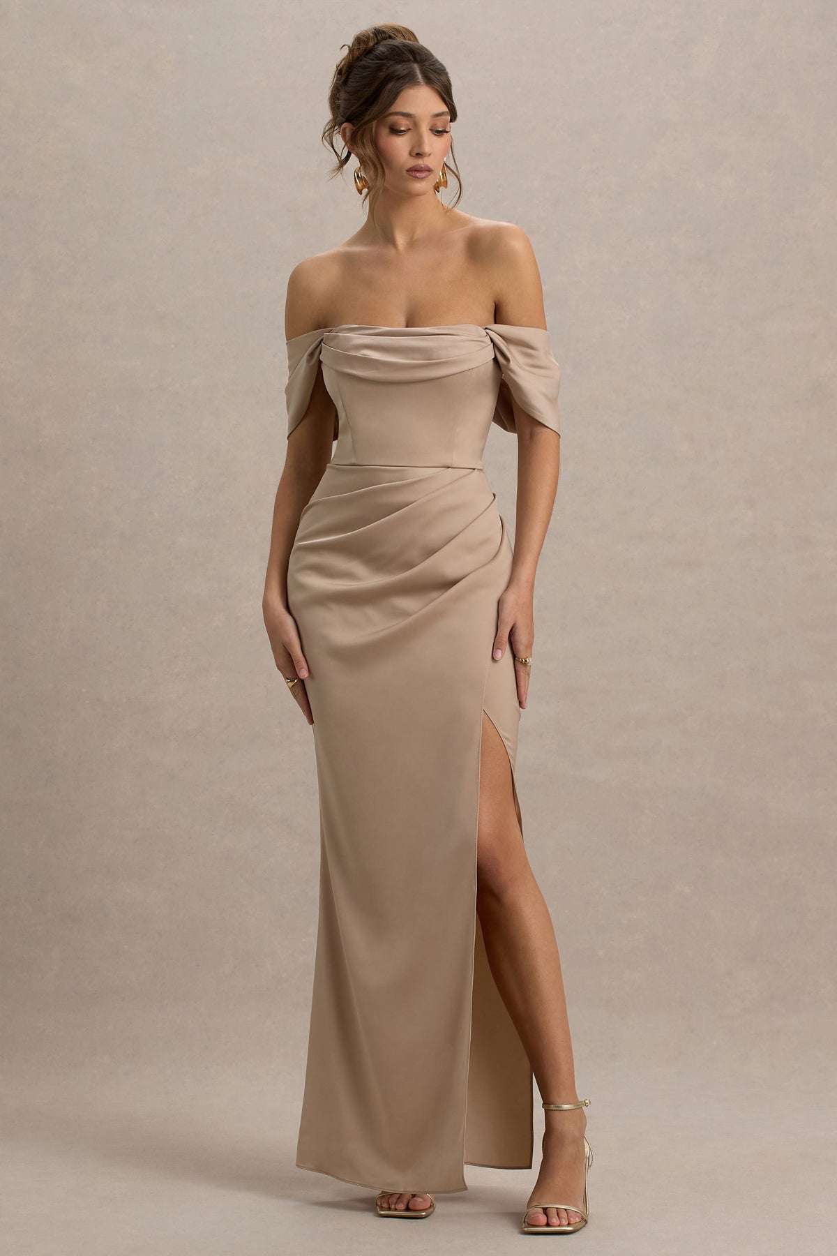 Annie | Vestido largo satinado en Champán con Escote Bardot y detalles fruncidos