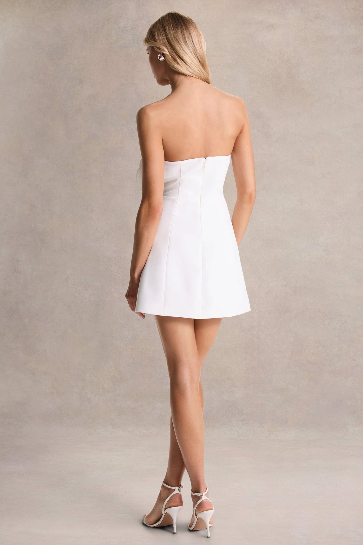 Daffodil | Vestido corto blanco con escote bandeau y detalle corsage floral