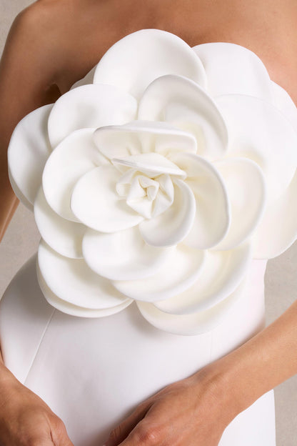 Daffodil | Vestido corto blanco con escote bandeau y detalle corsage floral