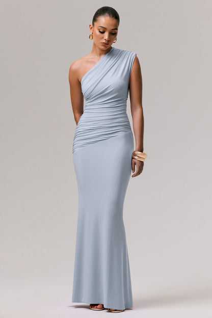 Mardi | Vestido Largo Azul Empolvado con Escote Asimétrico y Fruncidos
