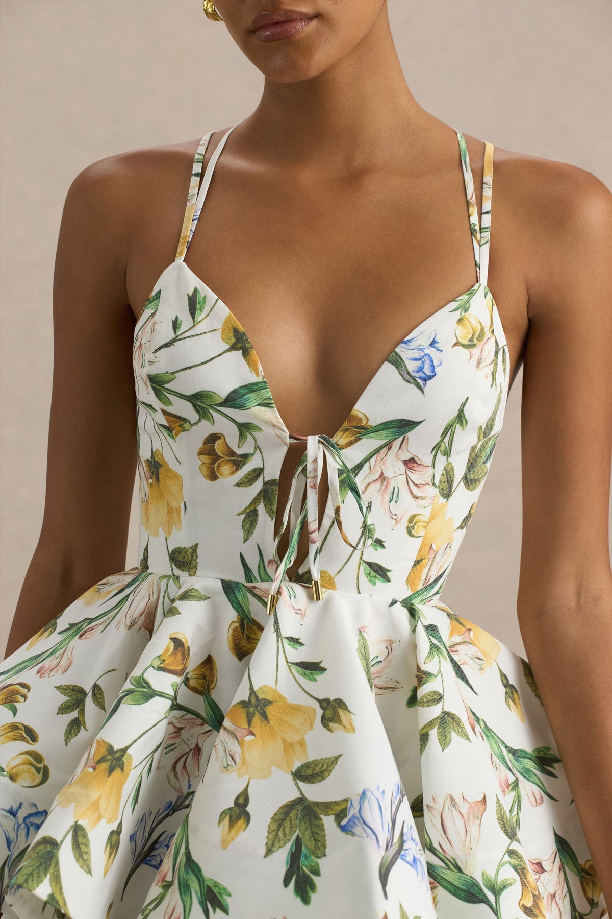 Flavia | Vestido corto con escote pronunciado y falda con volantes de estampado floral