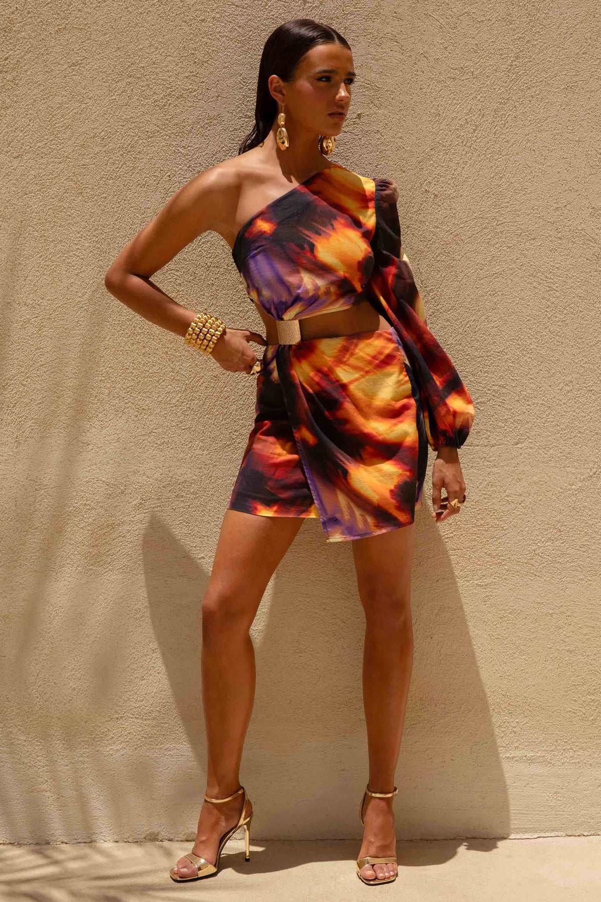 Zen | Vestido corto degradado con una sola manga larga abullonada y detalle dorado