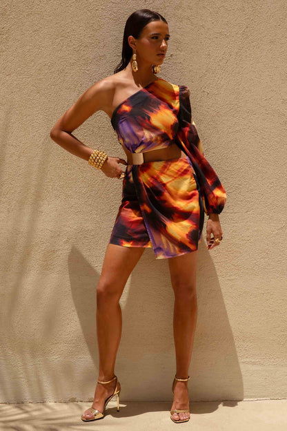 Zen | Vestido corto degradado con una sola manga larga abullonada y detalle dorado