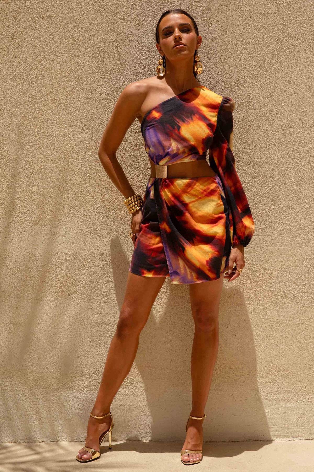 Zen | Vestido corto degradado con una sola manga larga abullonada y detalle dorado