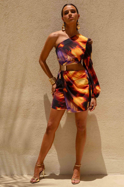 Zen | Vestido corto degradado con una sola manga larga abullonada y detalle dorado