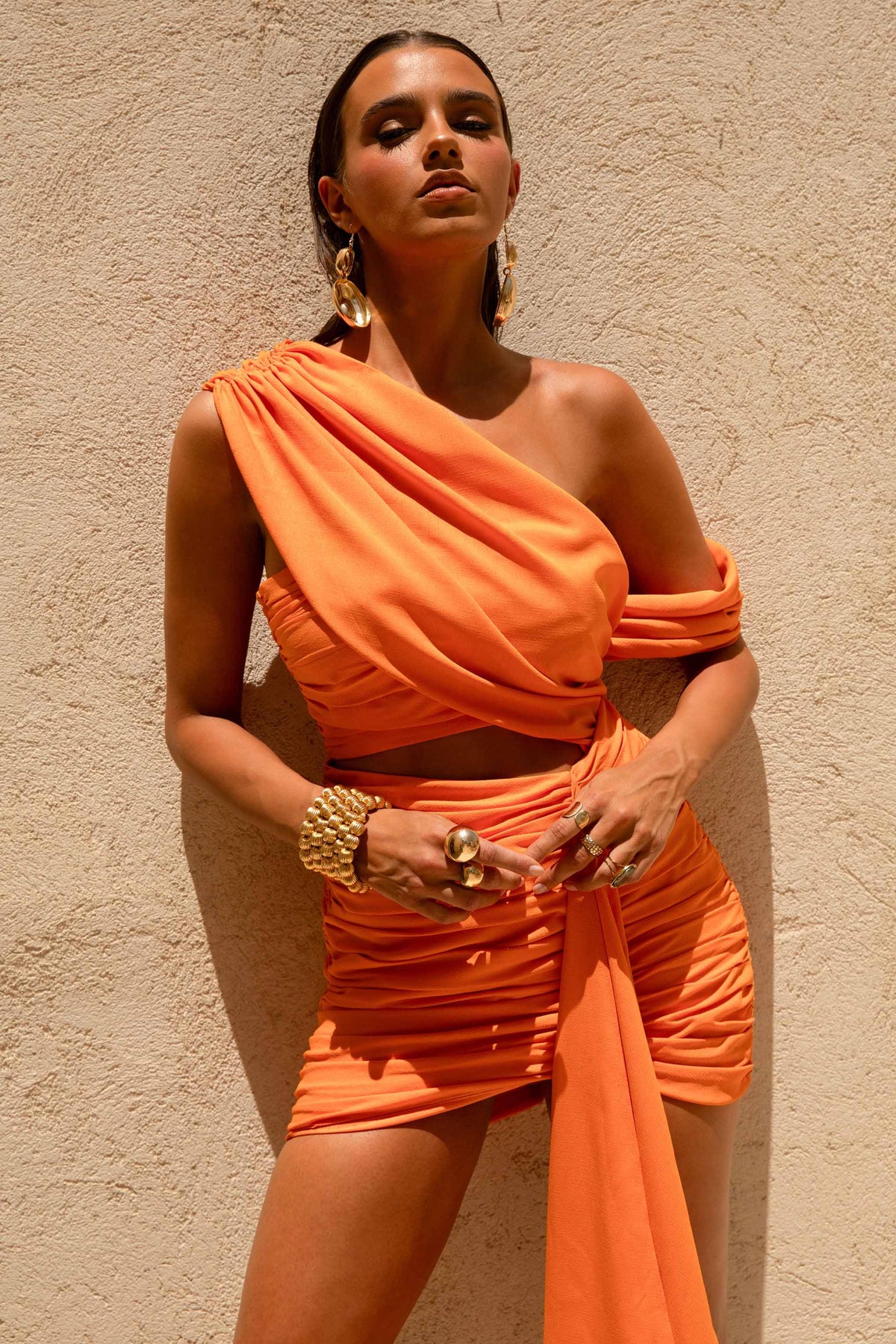 Margo | Vestido corto naranja con escote asimétrico y detalles fruncidos