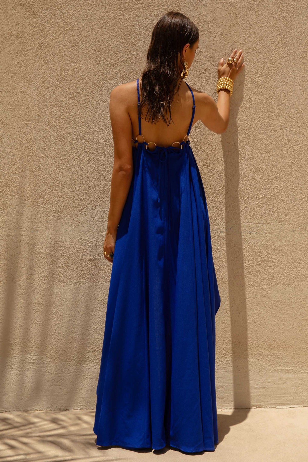 Amiya | Vestido largo de Lino Azul cobalto con escote halter con detalles de aros dorados