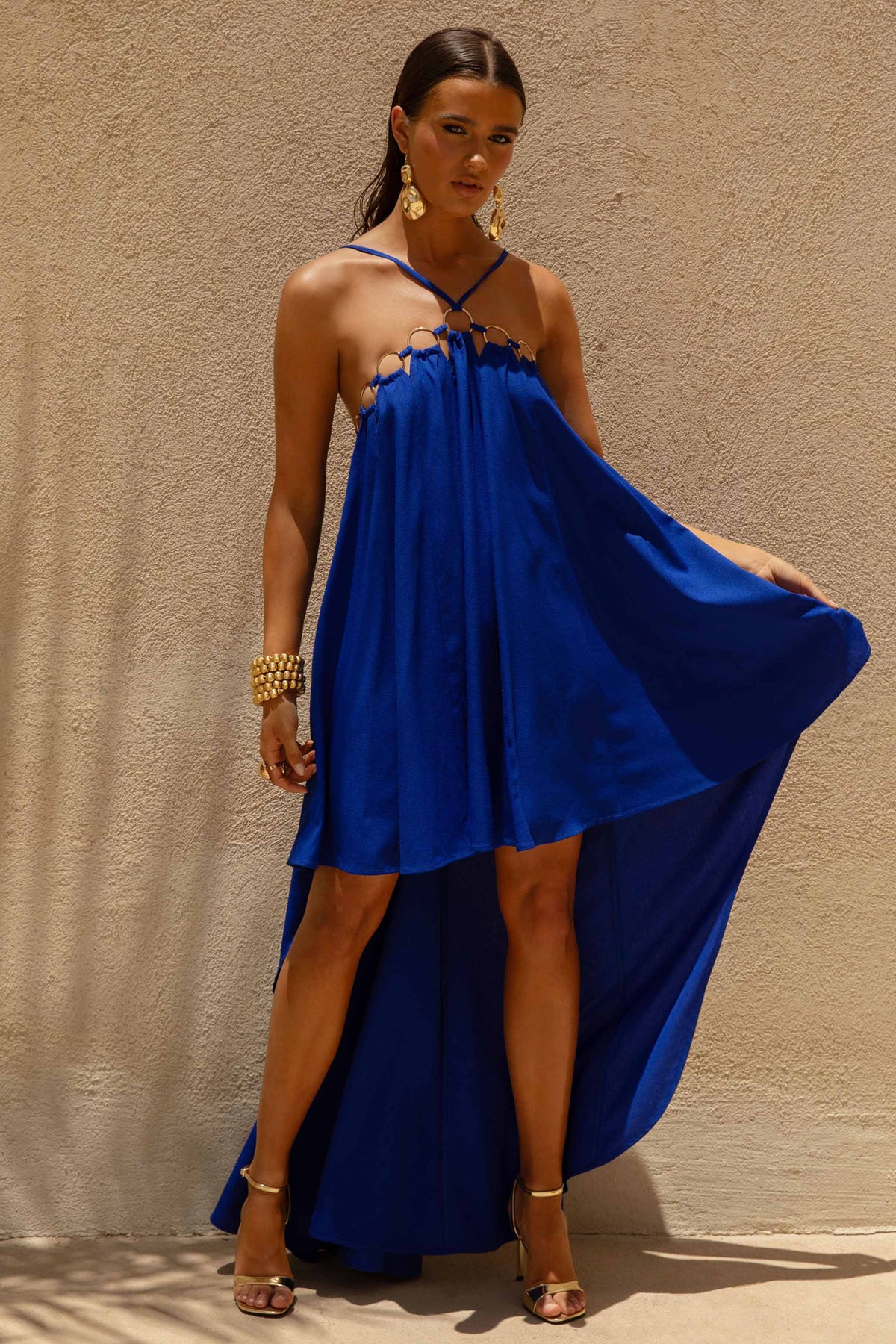 Amiya | Vestido largo de Lino Azul cobalto con escote halter con detalles de aros dorados