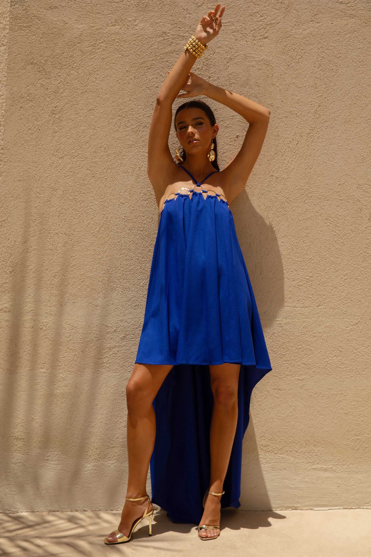 Amiya | Vestido largo de Lino Azul cobalto con escote halter con detalles de aros dorados