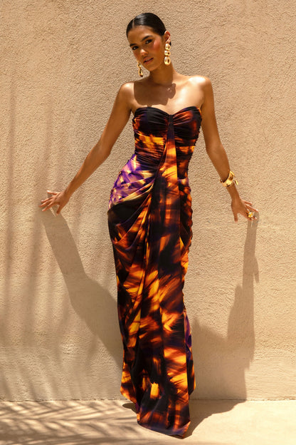 Nyra | Vestido largo con Estampado Ahumado, Escote Corazón y Detalle Fruncido
