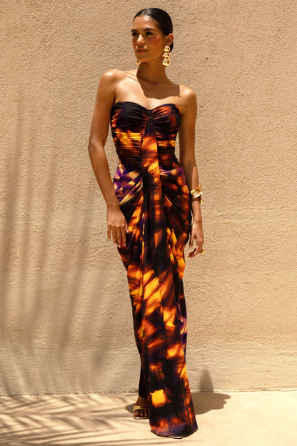 Nyra | Vestido largo con Estampado Ahumado, Escote Corazón y Detalle Fruncido