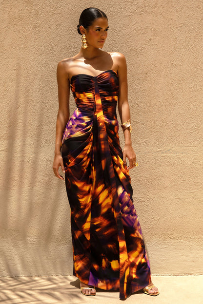 Nyra | Vestido largo con Estampado Ahumado, Escote Corazón y Detalle Fruncido