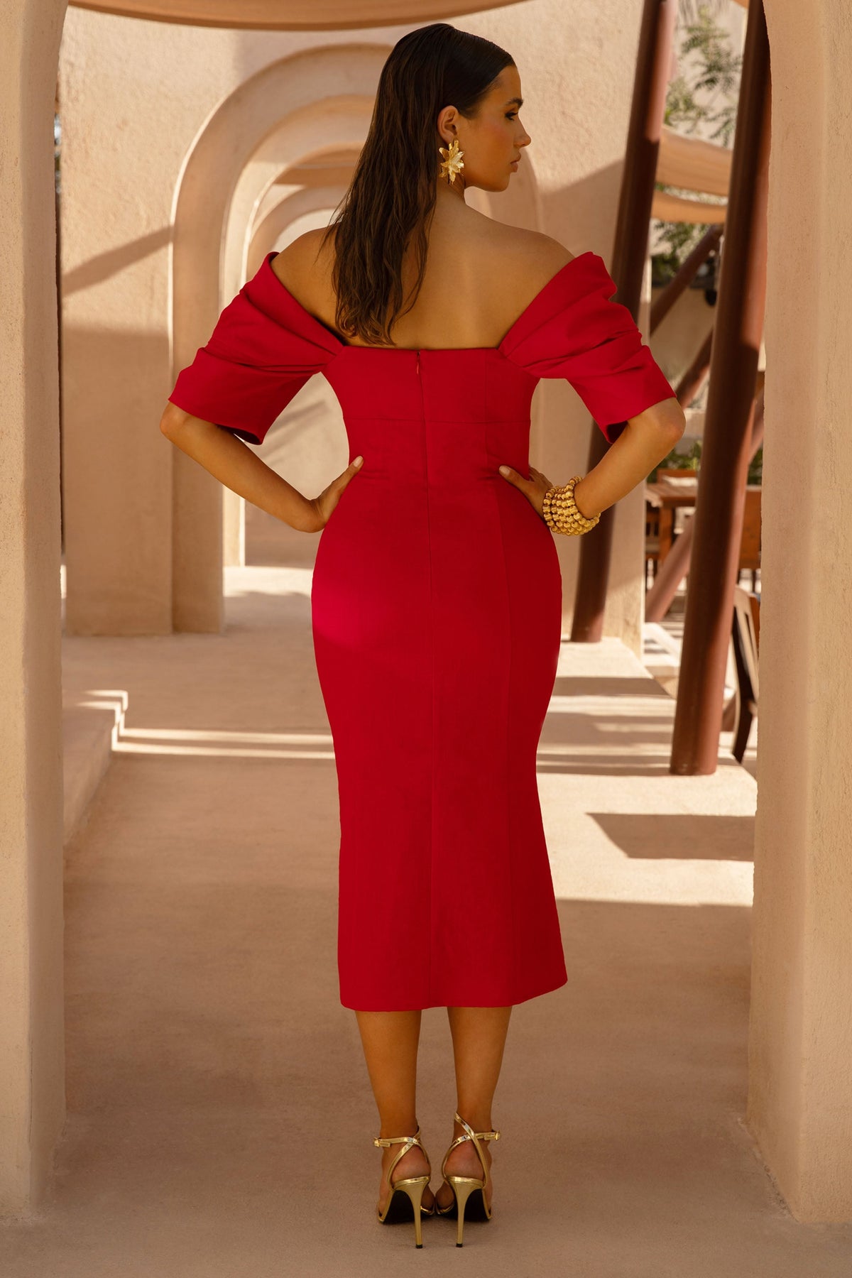 Fiona | Vestido Midi Rojo con Escote Profundo y Abertura