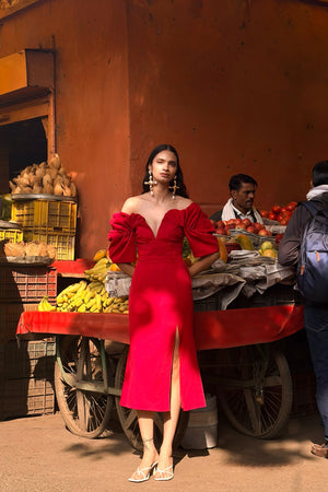 Fiona | Vestido Midi Rojo con Escote Profundo y Abertura