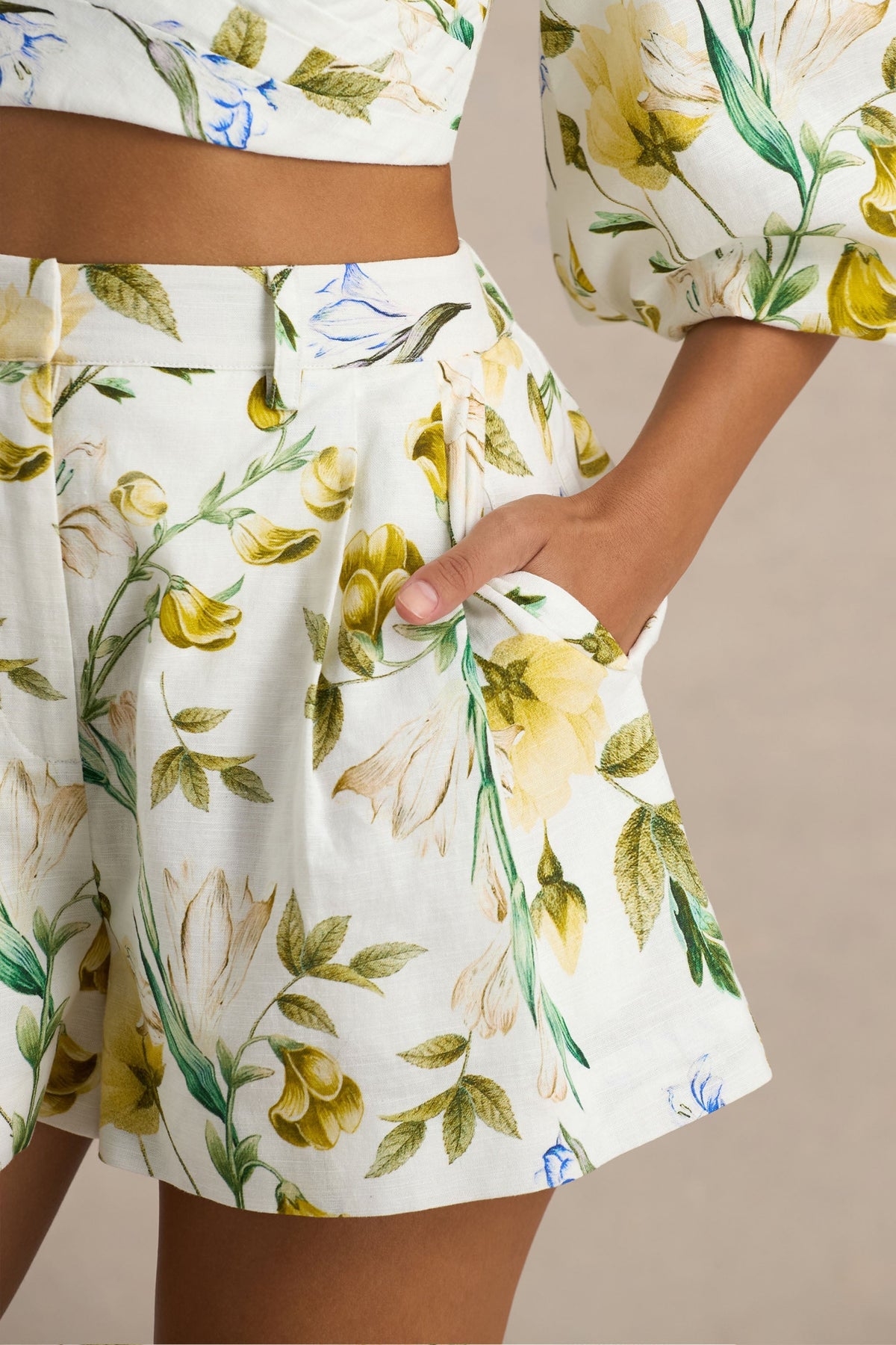 Pixel | Pantalones cortos de lino con estampado floral en blanco